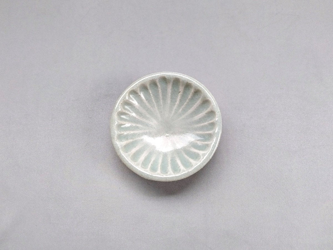Small round pottery plate with green glaze penetration and thick shaved rim, from Hyozan Kiln, Gifu