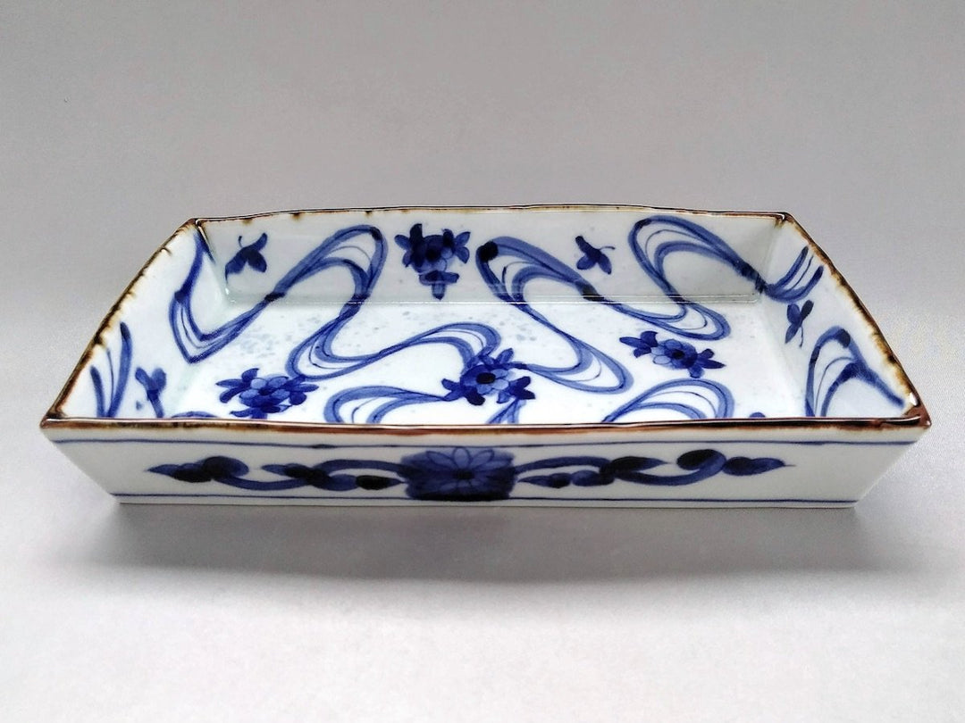 A box plate with an underglazed flowing water pattern