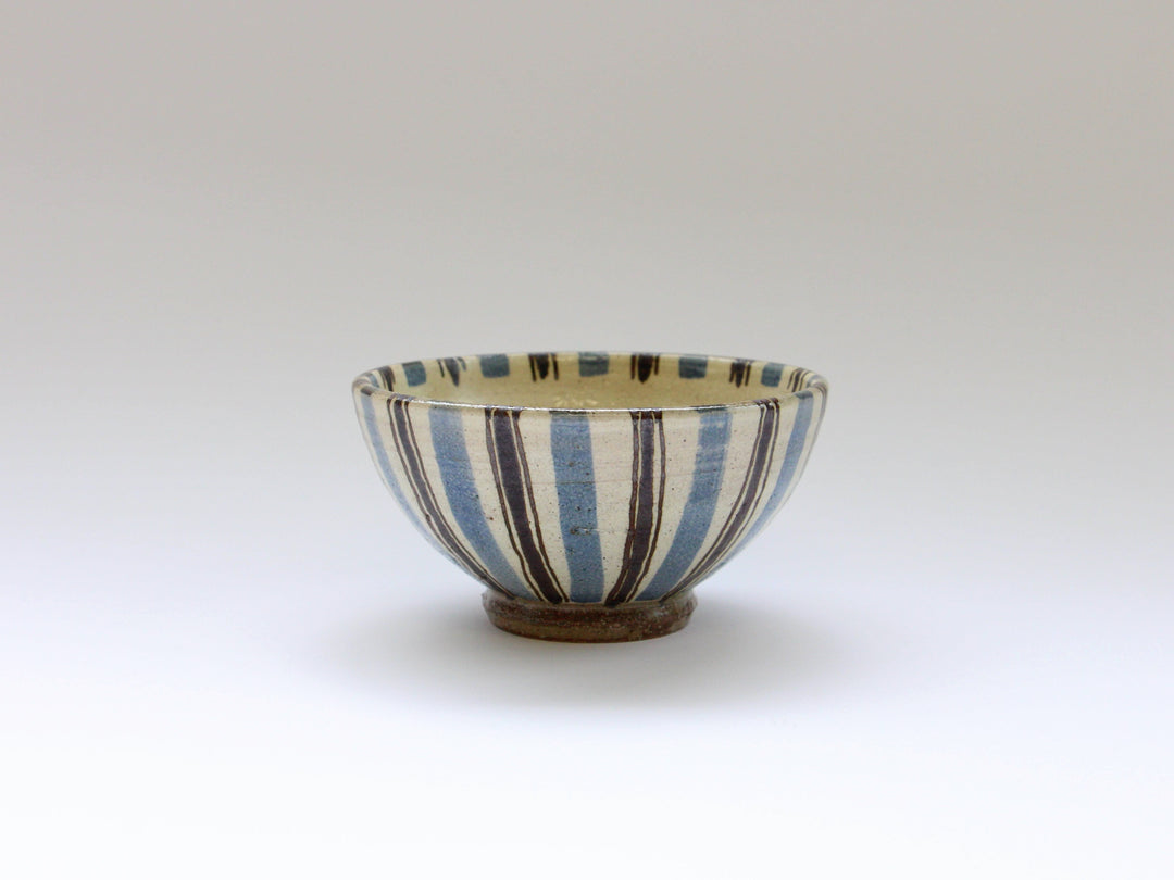 A blue rice bowl with white slip and fine iron lines