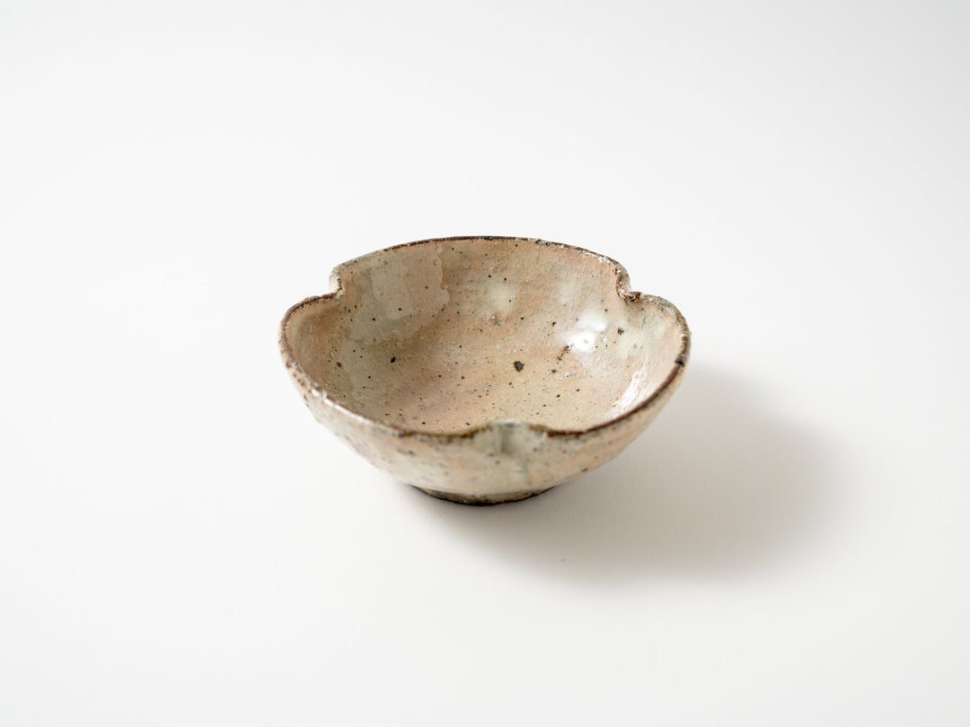 Ash-glazed slip three-leaf bowl, 5.4 cm deep, by Shinichi Kotsuji