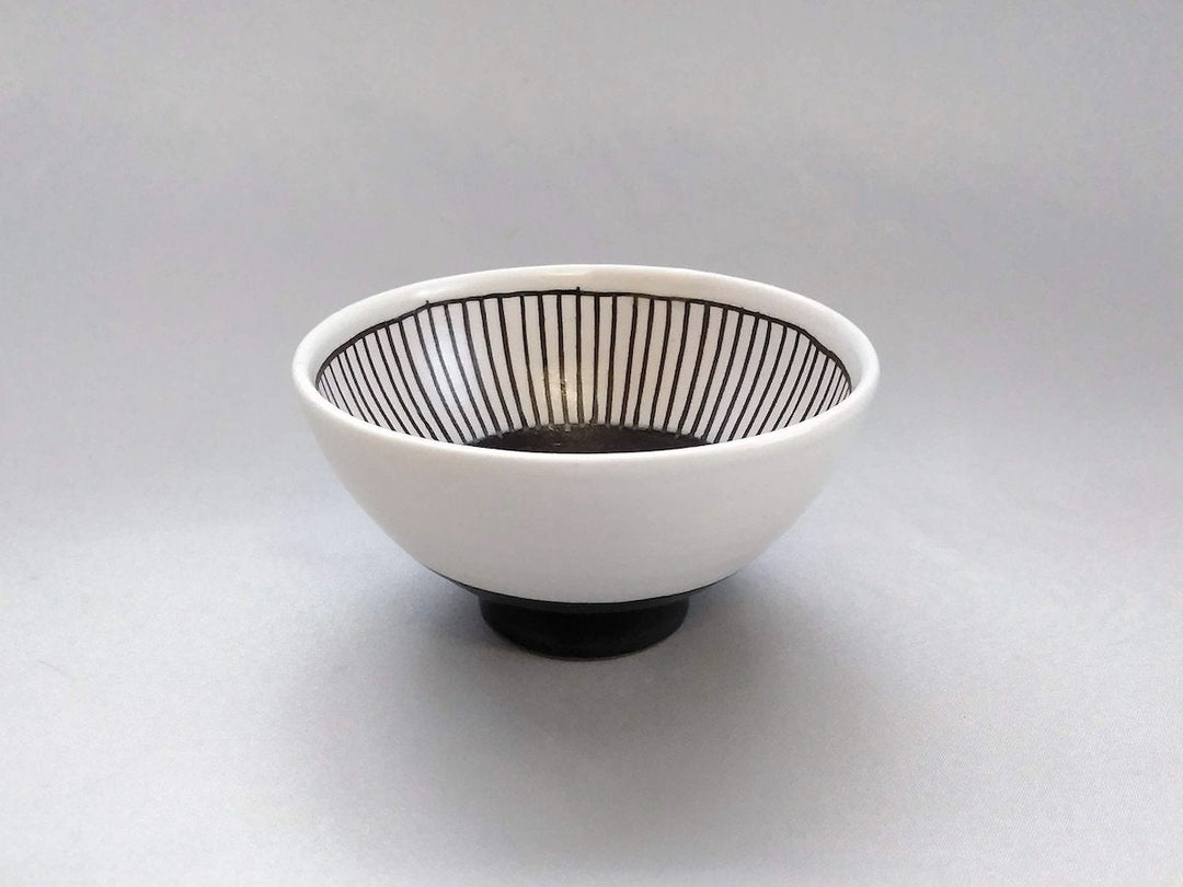 A small iron-glazed rice bowl with tokusa ridging