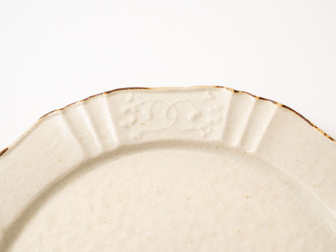 Tulip-Pattern Lobed Rim Plate — Hand-Painted Japanese Pottery by Hitomi Yamasaki
