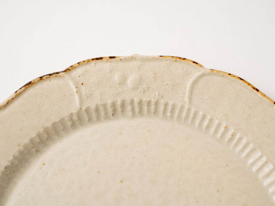 Dandelion-Pattern Lobed Rim Plate — Hand-Painted Japanese Pottery by Hitomi Yamasaki