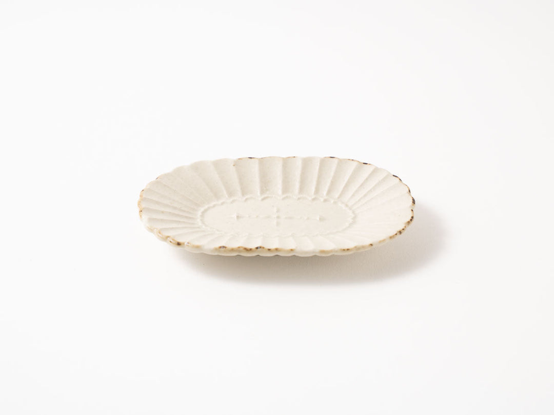 Oval Chrysanthemum-Star Small Plate — Hand-Painted Japanese Pottery by Hitomi Yamasaki