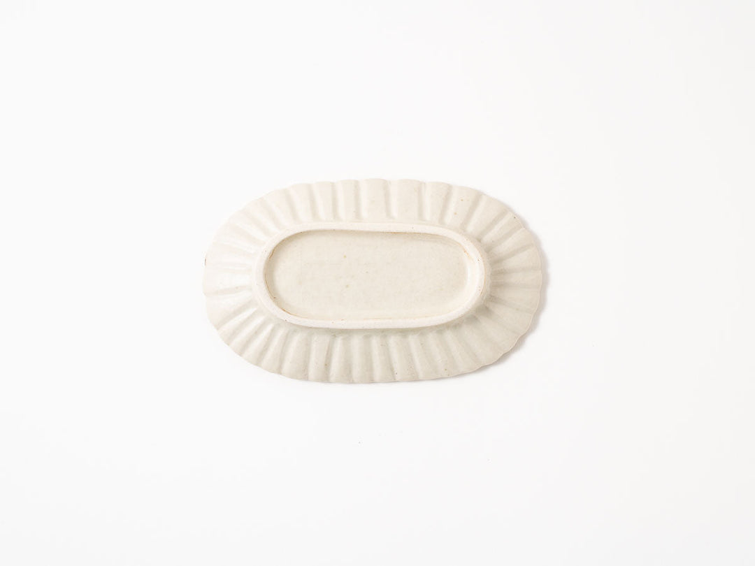 Oval Chrysanthemum-Star Small Plate — Hand-Painted Japanese Pottery by Hitomi Yamasaki