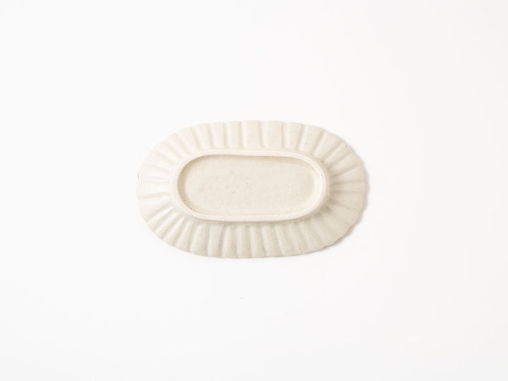 Oval Chrysanthemum-Star Small Plate — Hand-Painted Japanese Pottery by Hitomi Yamasaki