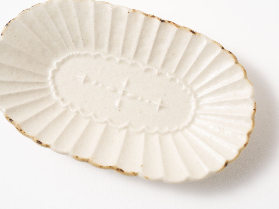 Oval Chrysanthemum-Star Small Plate — Hand-Painted Japanese Pottery by Hitomi Yamasaki