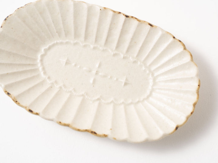 Oval Chrysanthemum-Star Small Plate — Hand-Painted Japanese Pottery by Hitomi Yamasaki