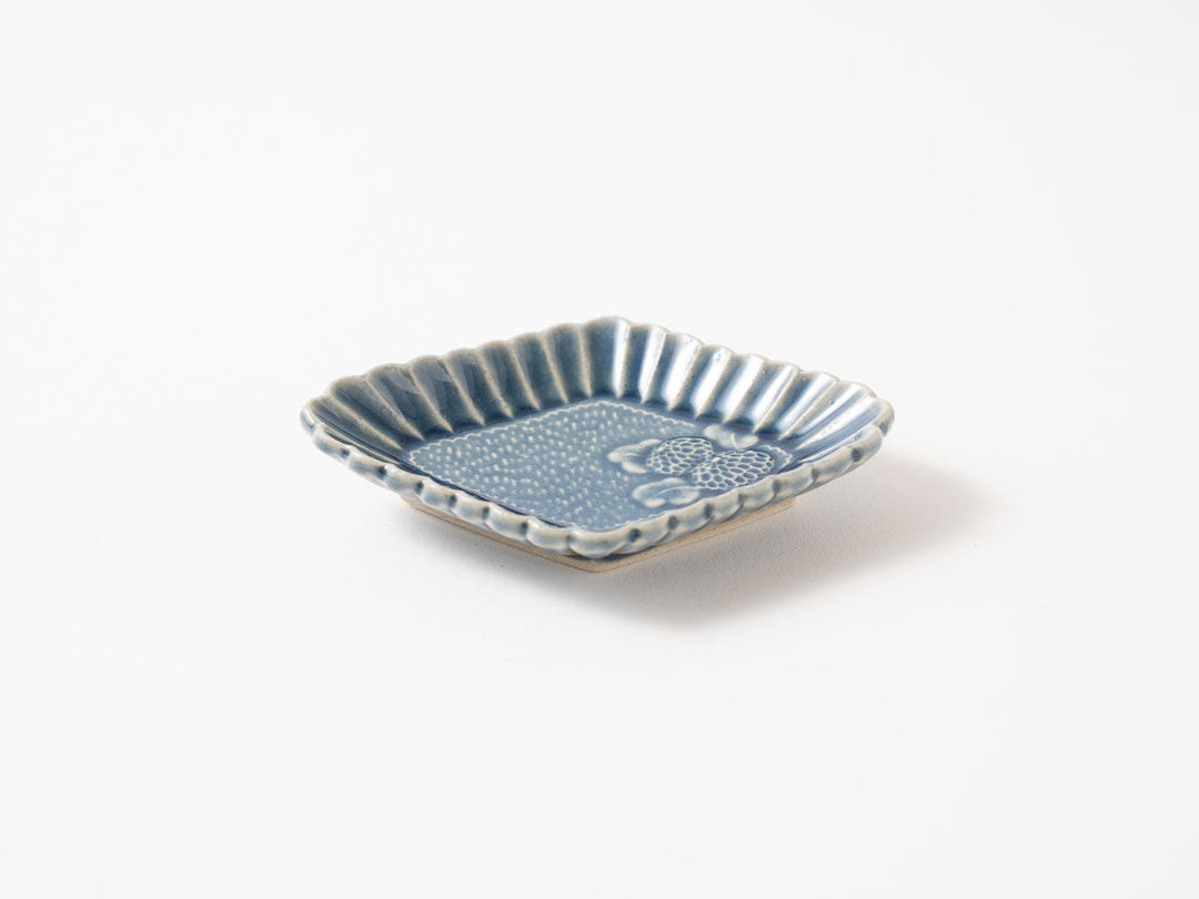 Chrysanthemum-Lobed Small Plate — Hand-Painted Japanese Pottery by Hitomi Yamasaki