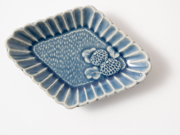 Chrysanthemum-Lobed Small Plate — Hand-Painted Japanese Pottery by Hitomi Yamasaki