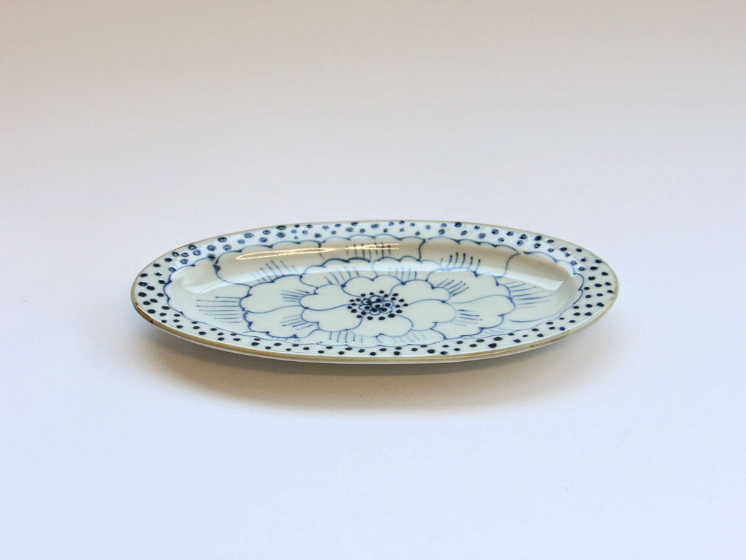 Petal-Pattern Rim Oval Plate — Hand-Glazed Japanese Porcelain by Tokushichi Kiln