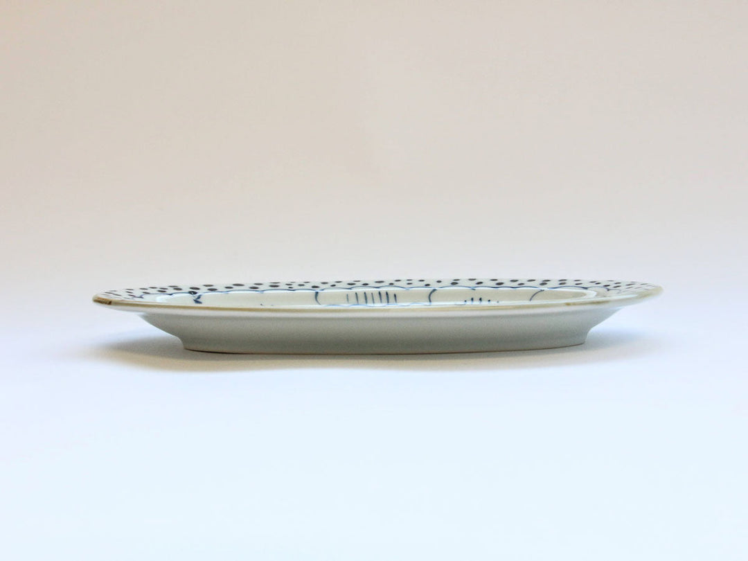 Petal-Pattern Rim Oval Plate — Hand-Glazed Japanese Porcelain by Tokushichi Kiln