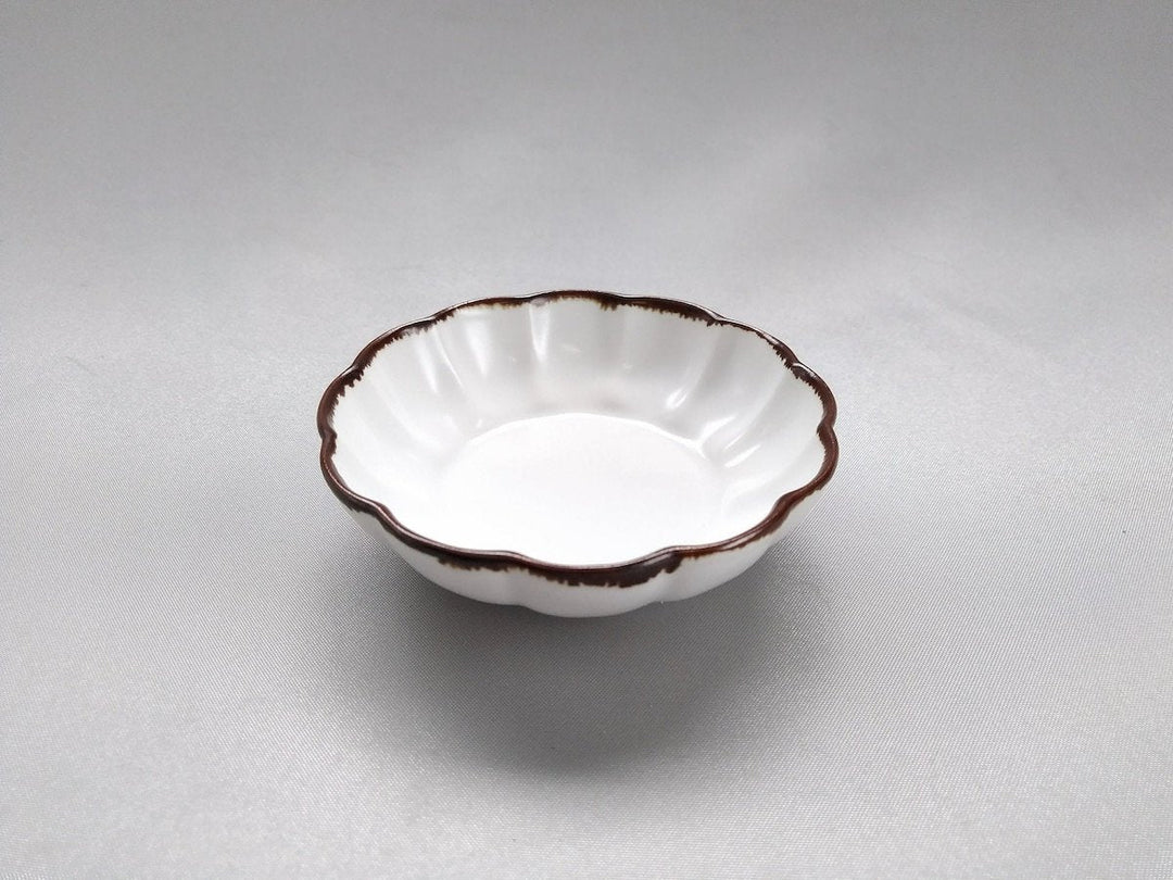 Rim rust White Matte with Chrysanthemum-Edged - Crafted By Koyo Kiln