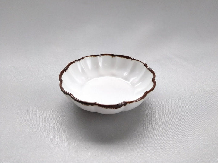 Rim rust White Matte with Chrysanthemum-Edged - Crafted By Koyo Kiln