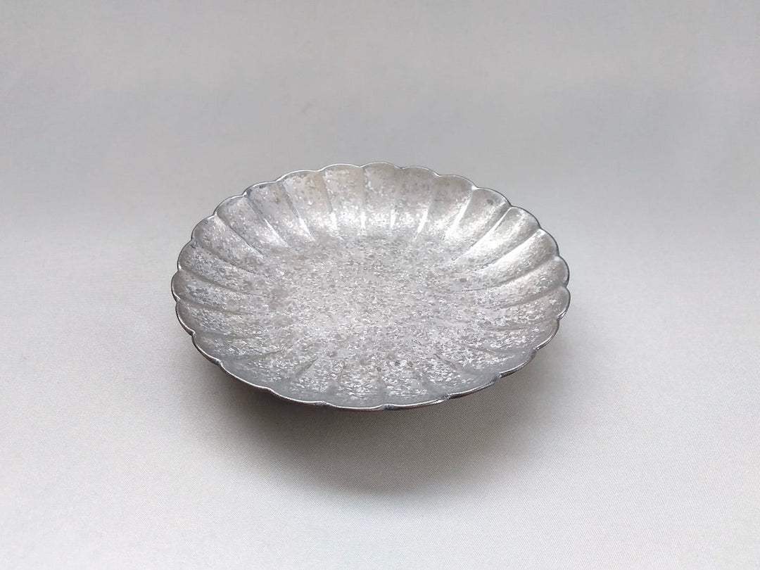 4.5-Sun Plate with Black yuzu and Silver-painted Chrysanthemum - Crafted By Toetsu Kiln