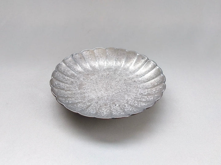 4.5-Sun Plate with Black yuzu and Silver-painted Chrysanthemum - Crafted By Toetsu Kiln