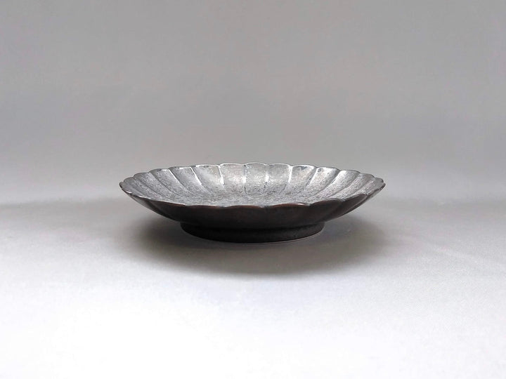 4.5-Sun Plate with Black yuzu and Silver-painted Chrysanthemum - Crafted By Toetsu Kiln