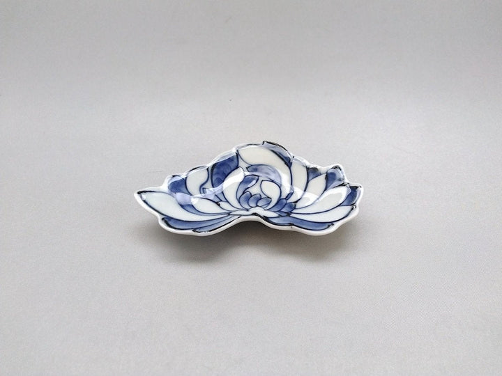 Underglazed Chrysanthemum Shaped Plate with Chrysanthemum Pattern - Crafted By Tokushichi Kiln