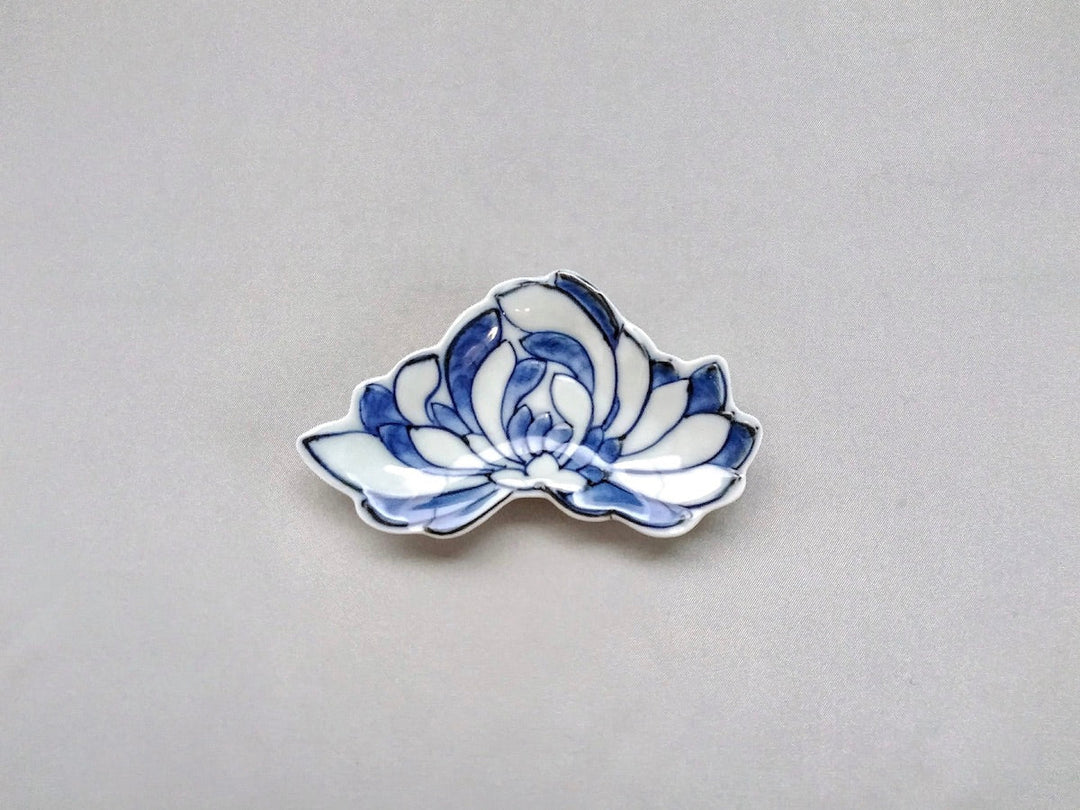Underglazed Chrysanthemum Shaped Plate with Chrysanthemum Pattern - Crafted By Tokushichi Kiln