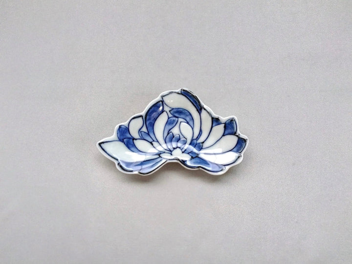 Underglazed Chrysanthemum Shaped Plate with Chrysanthemum Pattern - Crafted By Tokushichi Kiln
